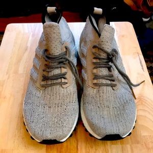 Men’s Adidas UltraBoost Mid Running Shoes Sz 11 US - Beautiful